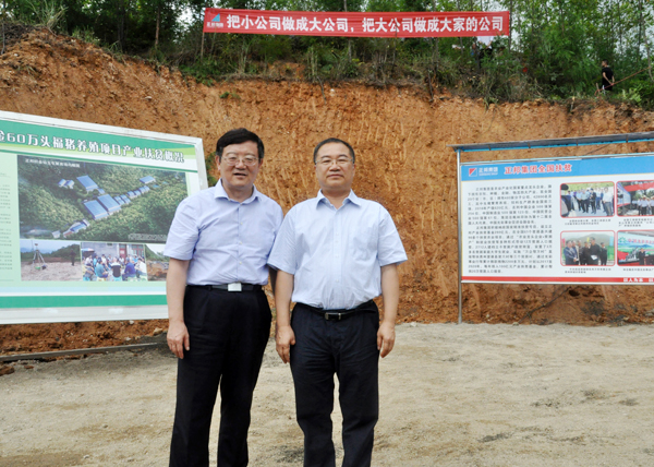 15.中央統(tǒng)戰(zhàn)部副部長、全國工商聯(lián)黨組書記、常務副主席徐樂江與林印孫總裁在貴州織金正邦扶貧基地親切合影.jpg